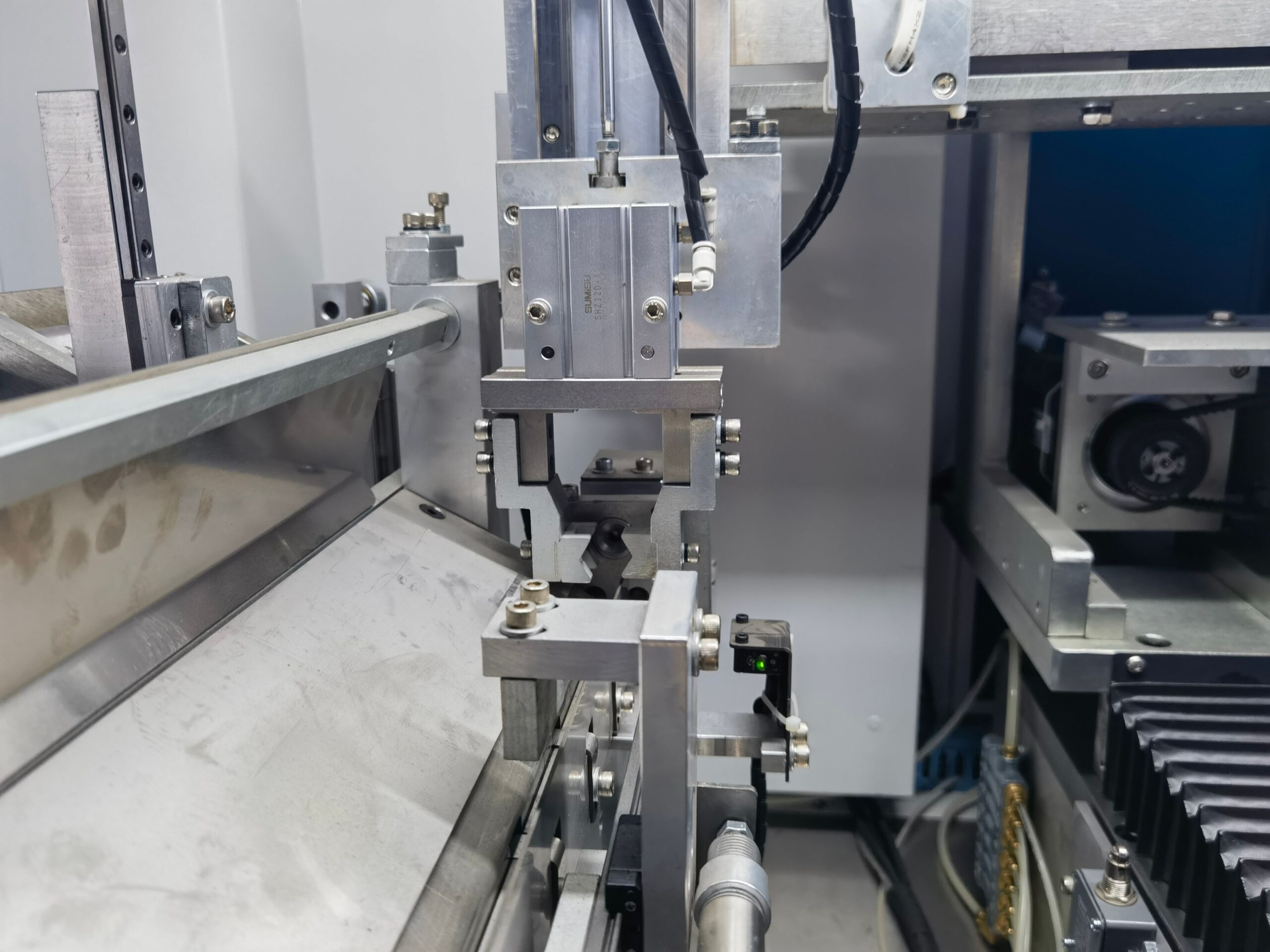 The machine is suitable for the drill bits with the different shanks