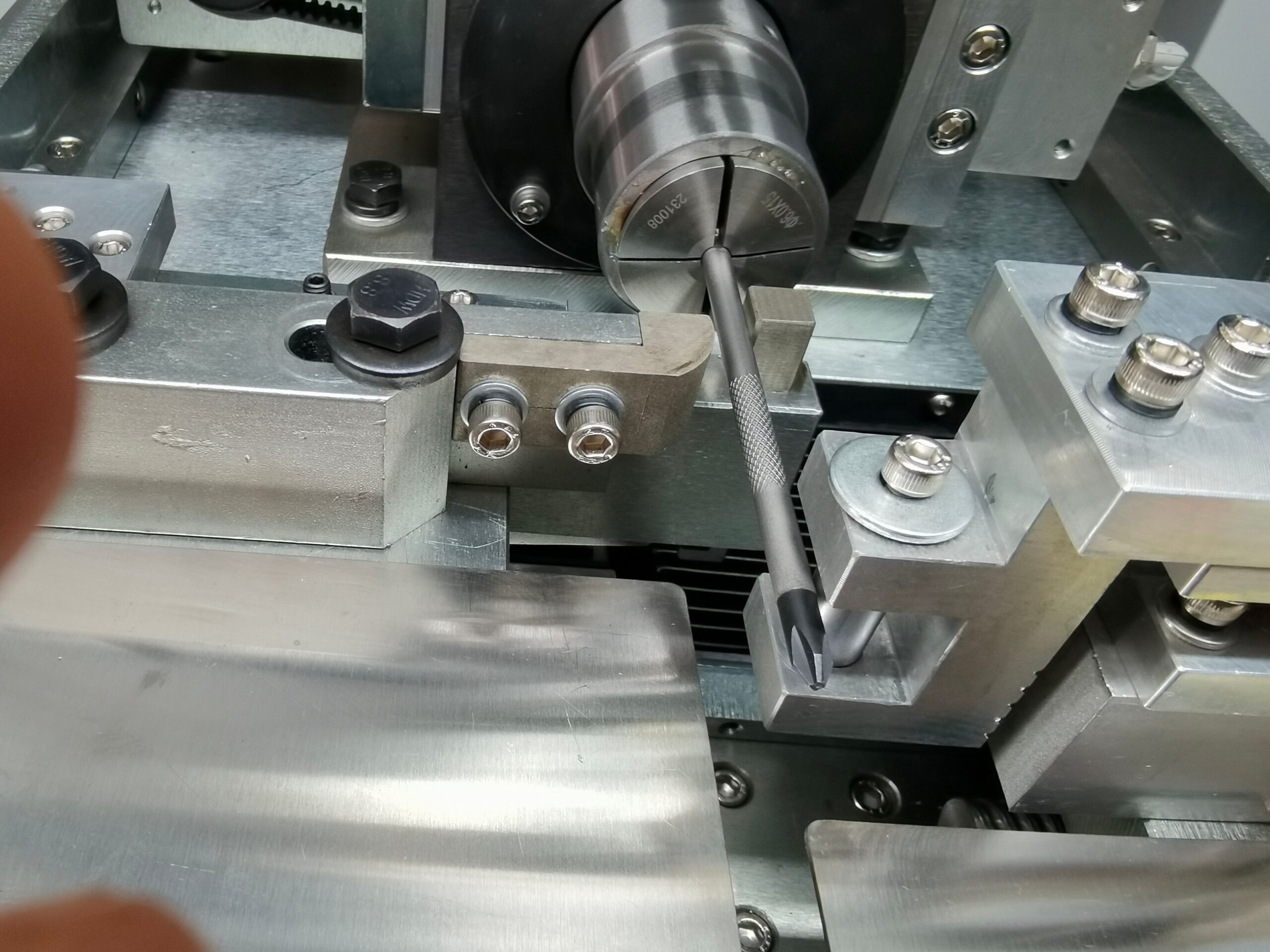 With the spring collet to clamp the drill bits